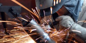 Faturamento da indústria estagna em 2025: juros altos e importações pressionam setor