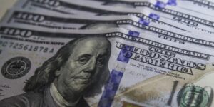 Dólar recua para R$ 5,22 impulsionado por otimismo externo