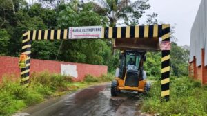 Prefeitura remove estrutura que bloqueava ônibus no Tarumã-Açu