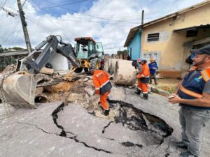 Cratera se abre no Campo Dourado após chuvas e descarte irregular de lixo
