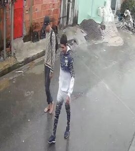 Forças de segurança divulgam imagens de dupla suspeita de roubo a casa lotérica em Manaus