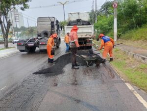 Avenida Rodrigo Otávio ganha nova camada de asfalto em manutenção da Prefeitura de Manaus