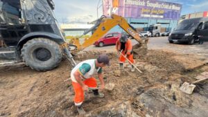 Prefeitura de Manaus corrige drenagem danificada por falha da concessionária de água no Centro