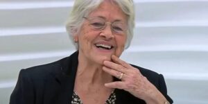 Adélia Prado recebe alta hospitalar e retorna para casa