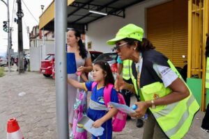 Prefeitura de Manaus educa alunos sobre travessia segura de vias em operação ‘Volta às aulas’