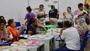 Centros de convivência promovem oficinas de criação de adereços e máscaras para o Carnaval