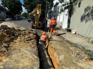 Prefeitura de Manaus recupera drenagem obstruída por lixo no Centro
