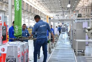 Vaga de Auxiliar de Produção com salário de R$ 1.998,17 e benefícios em Manaus