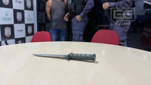 Homem é preso após ameaçar clientes com faca em posto de combustível na Avenida das Torres, em Manaus