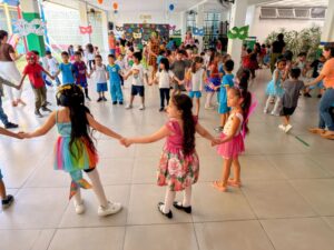 Cime Viviane Estrela de Manaus promove bailinho de Carnaval para integrar alunos no início do ano letivo