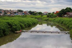 Manaus amplia proteção ao rio Negro com instalação da 14ª ecobarreira