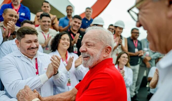 Lula prevê Brasil como potência na produção de remédios após expansão de fábrica em Pernambuco