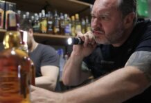 Carnaval em alerta: metanol em bebidas causa mortes e acende sinal de alerta nos estados