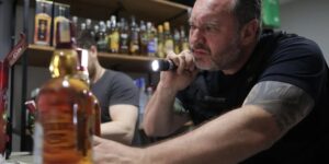 Carnaval em alerta: metanol em bebidas causa mortes e acende sinal de alerta nos estados