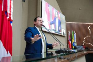 Wilker Barreto pede convocação da secretária de Educação para explicar falta de merenda no AM