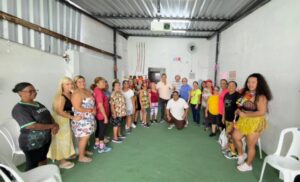 Adjuto Afonso prestigia carnaval comunitário e reforça apoio a instituto no São Raimundo