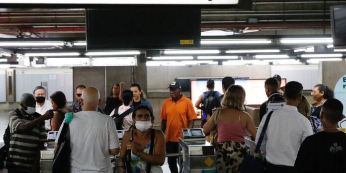 Metrô de SP funcionará 24h na virada do sábado para domingo de carnaval