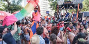 Bloco Aparelhinho celebra 15 anos de carnaval de rua em Brasília com música eletrônica e apropriação do espaço público