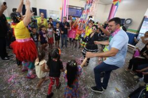 Sejusc promove bailinho de carnaval para crianças durante evento do Governo Presente em Manaus