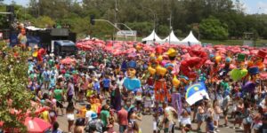 Pabllo Vittar e grupo de K-Pop Nmixx agitam a folia paulistana com show no Ibirapuera