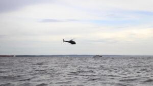 Bombeiros do AM seguem buscas por desaparecidos em naufrágio, já percorrendo 10 km do rio Amazonas