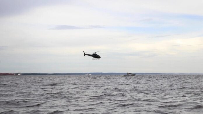 Bombeiros do AM seguem buscas por desaparecidos em naufrágio, já percorrendo 10 km do rio Amazonas