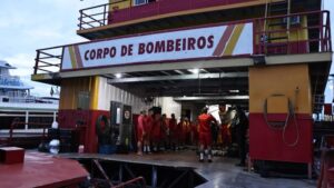 Bombeiros encontram corpo de passageiro desaparecido em naufrágio de lancha no Amazonas