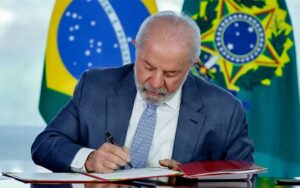 Lula sanciona reajuste para servidores do Legislativo e veta vetos que furariam teto de gastos