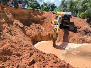 Seinfra realiza obras emergenciais de recuperação de erosão na estrada do Caldeirão, em Iranduba