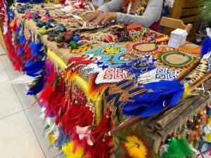 Carnaval na Floresta 2026: Feira de artesanato indígena oferece produtos dos bumbás no Carnaboi