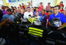 Detran-AM entrega 12 kits de segurança a motofretistas de Manaquiri
