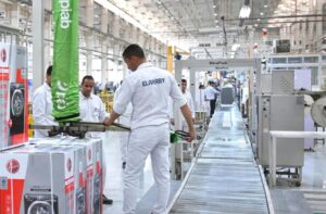 Vagas para Auxiliar de Produção oferecem salário de R$ 2 mil e PPR de até 4 salários