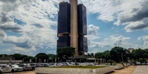 Juros disparam para famílias e empresas em janeiro, aponta Banco Central