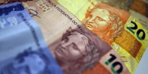 Prévia da inflação em fevereiro atinge 0,84%, impulsionada por educação e transportes, aponta IBGE