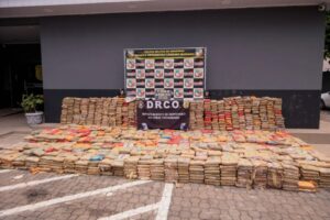 Polícia Militar do Amazonas apreende 2,7 toneladas de drogas e prende 11 pessoas, incluindo policiais