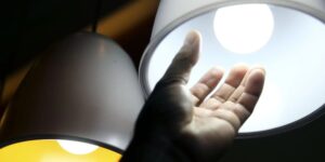 Contas de luz seguem com bandeira tarifária verde em março, confirma Aneel