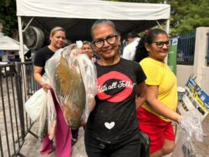 ADS doa seis toneladas de peixe e impulsiona agricultura familiar com feira no Japiim