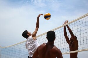 Como os torneios de vôlei de praia impulsionam o interesse nas apostas sazonais