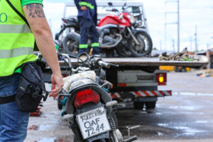 Operação ‘Trânsito Seguro’ remove 14 veículos e registra 95 autuações na avenida Itaúba