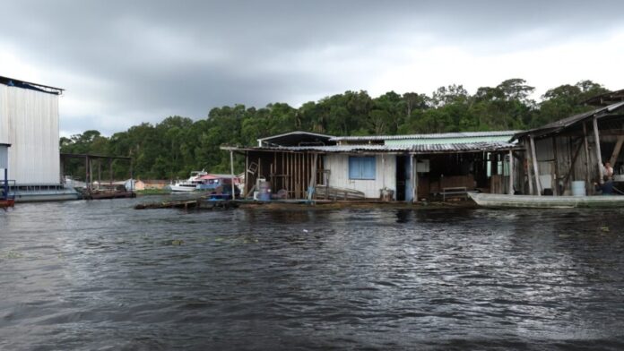 Após pedido da Defensoria Publica, presidencia do Tribunal de Justiça suspende retirada de flutuantes no Taruma-Açu FOTO Arquivo DPE Após pedido da Defensoria Pública, presidência do Tribunal de Justiça suspende retirada de flutuantes no Tarumã-Açu Arquivo/DPE-AM