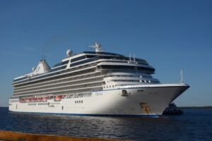 Navio MS Marina chega a Manaus com 1,8 mil turistas e reforça temporada de cruzeiros