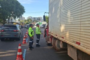 Operação do IMMU autua 24 veículos pesados por descumprir restrições de circulação