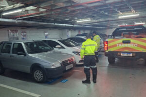 IMMU autua 23 motoristas por uso irregular de vagas especiais em dois shoppings de Manaus