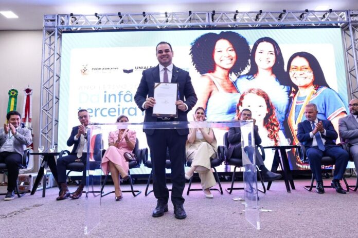 Presidente Roberto Cidade inicia processo de regulamentação da Escola do Legislativo