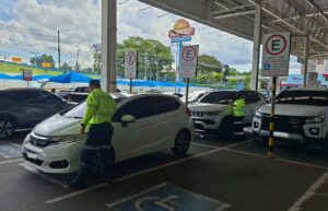 IMMU autua 30 motoristas por uso irregular de vagas para idosos e PcDs em Manaus