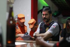 Fiscalização no Centro de Manaus inspeciona sete estabelecimentos e autua três bares