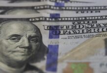 Dólar e petróleo disparam após ataque militar ao Irã; entenda o impacto