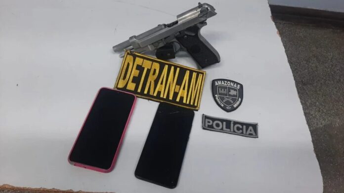 Detran-AM flagra motociclistas com simulacro de arma e celular roubado em Manaus