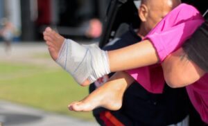 Helicóptero da SSP-AM resgata criança picada por jararaca em comunidade rural