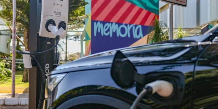 Emplacamentos de veículos avançam em fevereiro com programas de incentivo, aponta Fenabrave